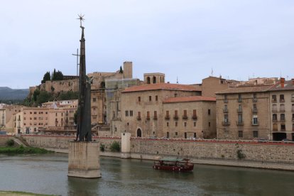 Pla general del monumento franquista del Ebro en Tortosa.