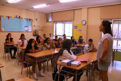 Alumnes de l'Institut Escola Mediterrani de Tarragona a l'inici de la primera classe en el primer dia.