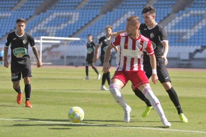 Rubén Enri, durante un partido disputado con el filial del Almería esta temporada.