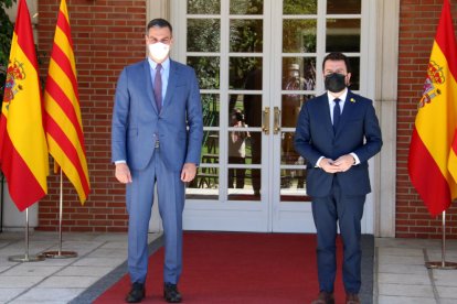 Los presidentes Pedro Sánchez y Pere Aragonès, en las escaleras de la Moncloa antes de reunirse el 29 de junio de 2021.