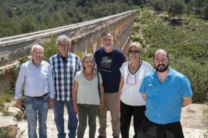 Imatge del jurat de Viles Florides acompanyats per regidors a Tarragona.