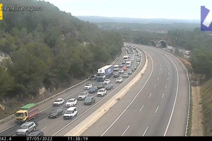 Colas en la AP7 en Tarragona por un camión trailer volcado que corta la vía en sentido norte.