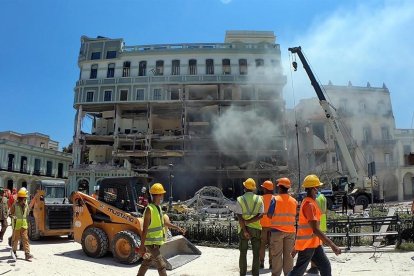 Cuerpos de emergencia trabajan en la zona tras una explosión en Hotel Saratoga, en la capital cubana