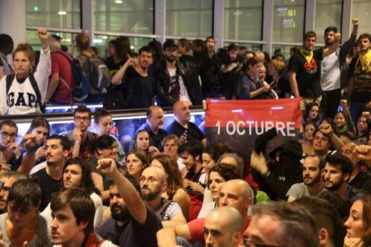 Un grup de manifestants a l'aeroport del Prat convocats per Tsunami Democràtic.