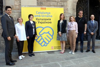 Foto de familia con la delegación de diputados ucranianos y la consejería de Acción Exterior.