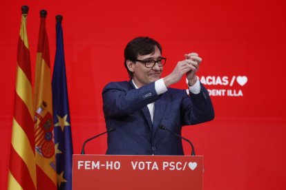 El candidato del PSC, Salvador Illa, saludando y sonriendo una vez ratificada la victoria del 14-F.