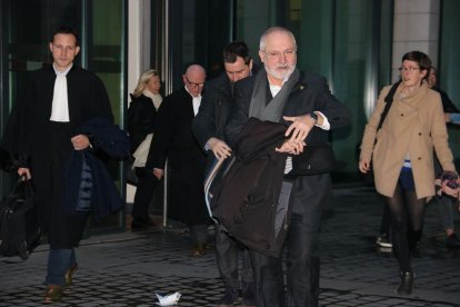 Los exconsellers Lluís Puig y Toni Comín saliendo después de la comparecencia ante el juez el 7 de noviembre.