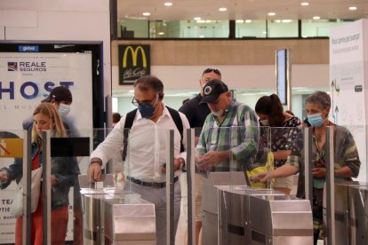 Diverses persones sortint de Rodalies el primer dia de l'entrada en vigor dels abonaments gratuïts.