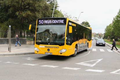 Uno de los autobuses que ayer ya trasladaba pasajeros realizando la Línea 50.