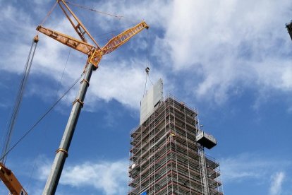 La nova estructura metàl·lica (cold box) que s'està aixecant aquests dies camviarà l'skyline del polígon Sud de Tarragona.