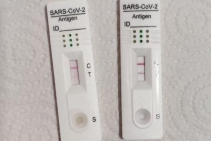 Imatge d'arxiu de dos test d'antígens.