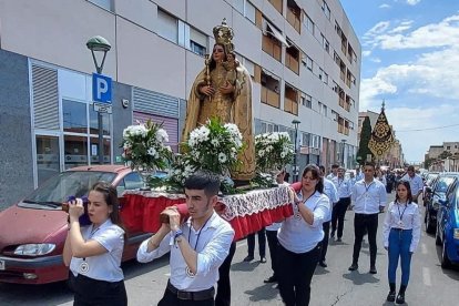 Un moment de la processó, amb la imatge que torna a ser mostrada pels carrers.