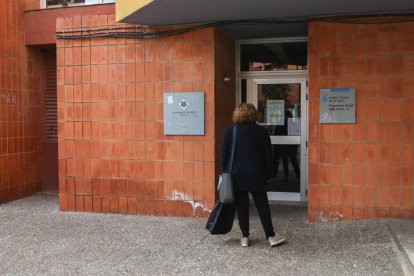 Un cartell deriva els pacients al CAP Llibertat.