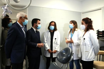 El conseller de Salut, Manel Balcells, y el presidente, Pere Aragonès, durante la visita al CAP de Arbúcies.