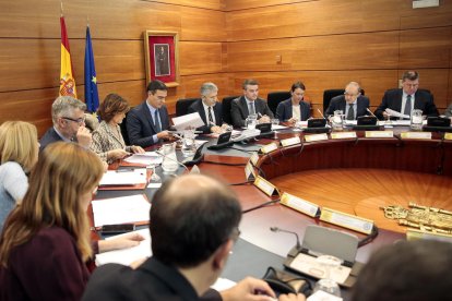 Pedro Sánchez, presidiendo la comisión de seguimiento sobre la situación en Cataluña.