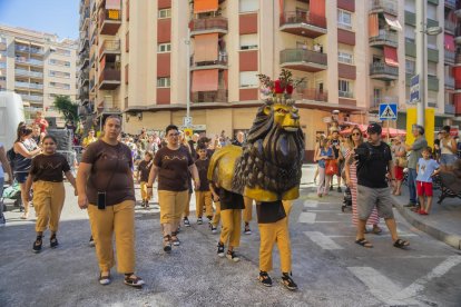 Una part del seguici, quan feia el seu recorregut ahir al matí pels carrers del barri.