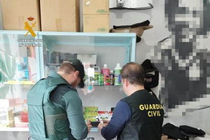 Dos agentes durante la inspección a uno de los locales.