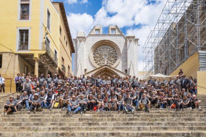 Los participantes de la caminata delante de la Catedral de Tarragona.