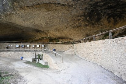 Panoràmica de la balma, que tenia capacitat per a  un centenar de llits.