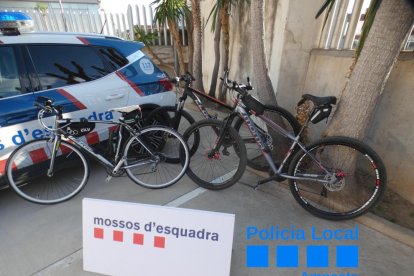 Imatge de tres de les quatre bicis robades a Amposta que van recuperar els Mossos d'Esquadra.