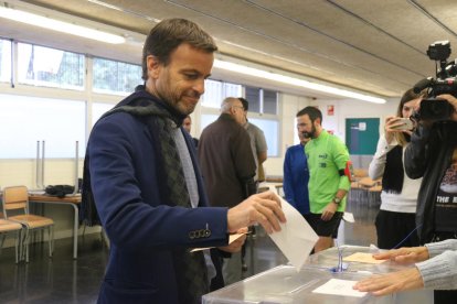 Pla mitjà del candidat d'En Comú Podem, Jaume Asens, votant a l'Escola Fort Pienc de Barcelona.