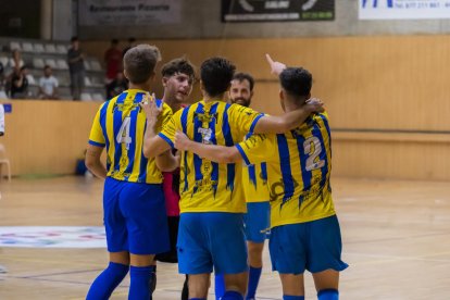 Los jugadores del CFS Salou celebrando un gol.