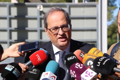 Primer pla del president de la Generalitat, Quim Torra, atenent els mitjans de comunicació, després de visitar Carme Forcadell.