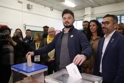 El cap de llista d'ERC a les eleccions espanyoles, Gabriel Rufián, vota a l'escola Ribatallada de Sabadell.