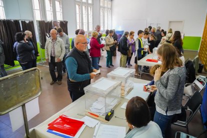 Imagen de las mesas electorales y de algunos votantes en Tarragona.