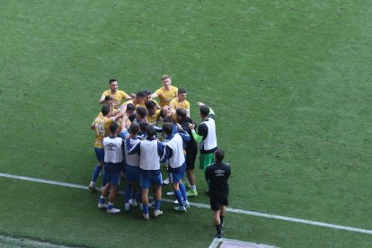 Els jugadors del Nàstic celebrant el gol de la victòria de Josema contra l'SD Logroñés a Las Gaunas.