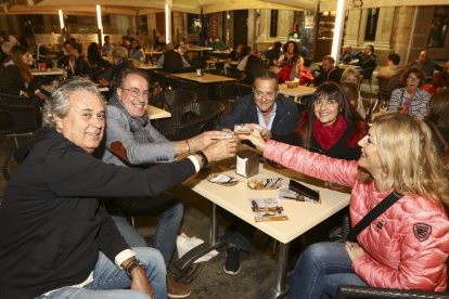 Les terrasses del centre estaven plenes de gent que volia degustar els plats especials que havien preparat els restauradors.