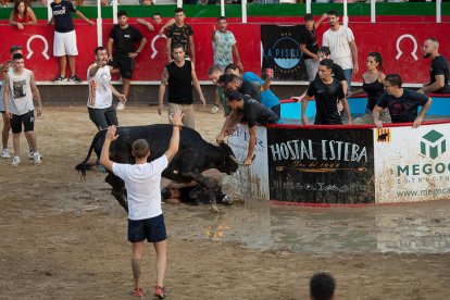 Jóvenes participando en el acto taurino organizado durante la fiesta mayor de Vidreres y denunciado por AnimaNaturalis