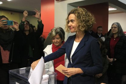 Meritxell Batet, cap de llista del PSC, introduint la papereta del Congrés dels Diputats al col·legi electoral de l'Escola Pare Poveda de Vallcarca.