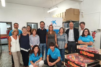 Representants i treballadors de l'entitat a la seu del Banc d'Aliments.