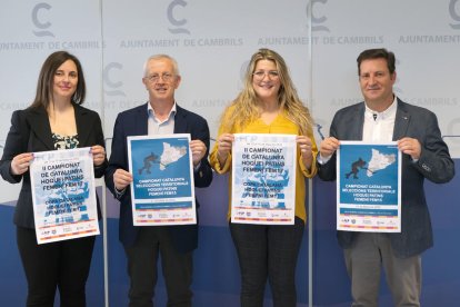 Imatge de la presentació dels tres principals campionats de Catalunya d'hoquei femení que es disputaran a Cambrils.