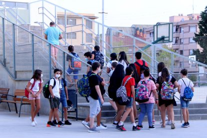 Un grup d'alumnes d'ESO dirigint-se a una de les classes de l'institut Cristòfol Despuig de Tortosa. I