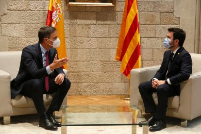 Un momento de la reunión entre el presidente de la Generalitat, Pere Aragonès, y el presidente del gobierno español, Pedro Sánchez.