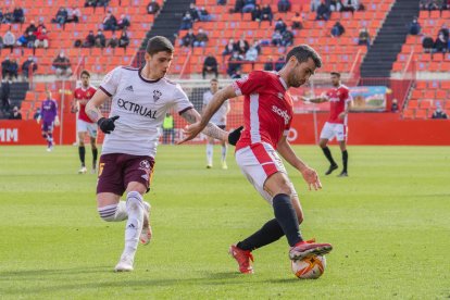 Eric Montes en el partit de la darrera campanya amb el seu futur company de Pedro del Campo.