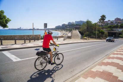 Imatge del tram passeig marítim Rafael Casanova pròxim a la platja del Miracle, on s'instal·larà un nou carril bici.