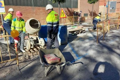 Operarios durante las obras de mantenimiento de aceras en la calle Escorxador.