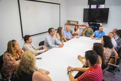 Els representants de l'oposició reunits amb els portaveus de la Plataforma, ahir a la tarda.