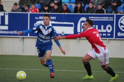 Pol Valentín persegueix un rival durant un moment de l'enfrontament, en el qual el lateral dret del Nàstic va ser el millor dels seus.