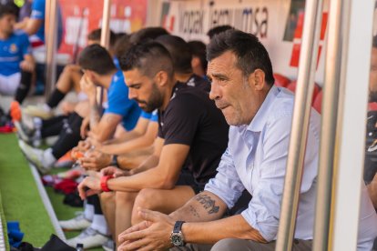 Raül Agné a la banqueta del Nou Estadi en el partit contra el Murcia.