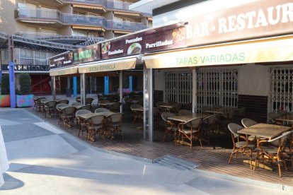 Exterior del restaurante de la calle Saragossa de Salou donde este lunes por la noche un hombre murió después de recibir tiros.