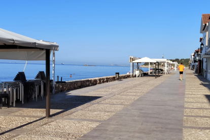 Varias terrazas recogidas en el paseo marítimo.