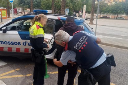 Imatge del moment de la detenció de l'home acusat d'atropellar un Mosso d'Esquadra al Vendrell.