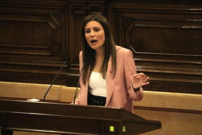 Plano medio de la líder de Ciutadans, Lorena Roldán, interviniendo durante la moción de censura.