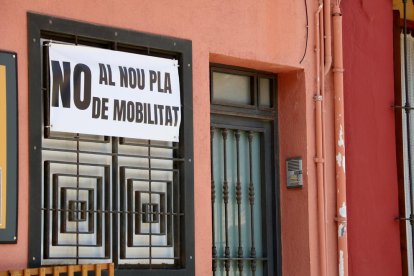 Una pancarta contra el Plan de Movilidad de Calafell Poble.