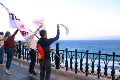 Imatge de la mocadorada d'una desena d'activistes de la plataforma Stop Creuers Tarragona.