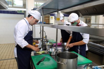 Estudiants de cuina fent pràctiques als fogons.